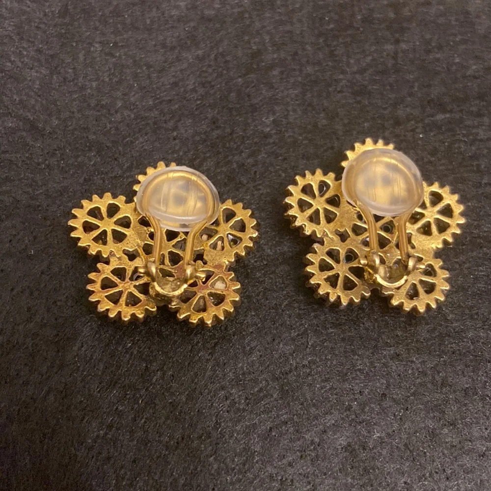 Vintage Round Button Flower Shape Clip On Gold Intricate Earrings - Picture 2 of 4